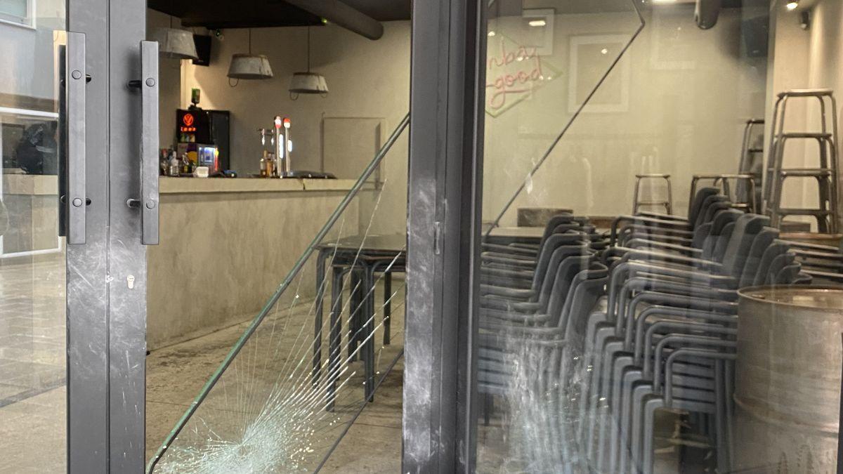 Dos ladrones se llevan la caja registradora y causan destrozos en el bar Twinfin de A Coruña