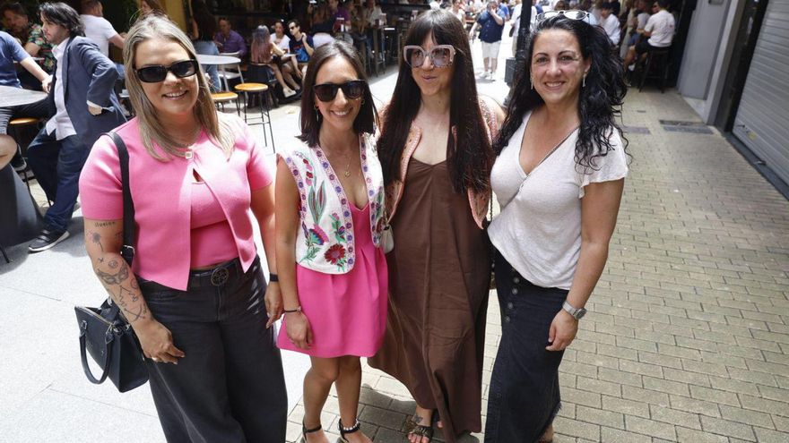Por la izquierda, Silvia González, Arantxa Núñez, Almudena García y Cris Álvarez, ayer, en la calle Begoña.