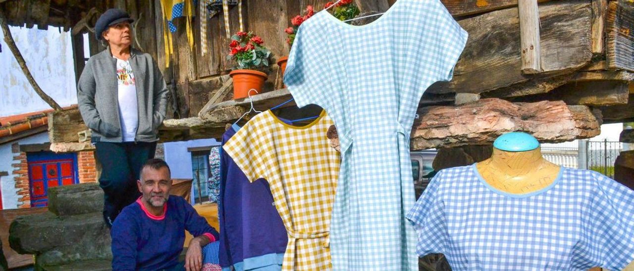 Yolanda González y Constantino Menéndez, con vestidos y huipiles de su nueva colección, en la panera familiar en Pillarno. | | A. P .