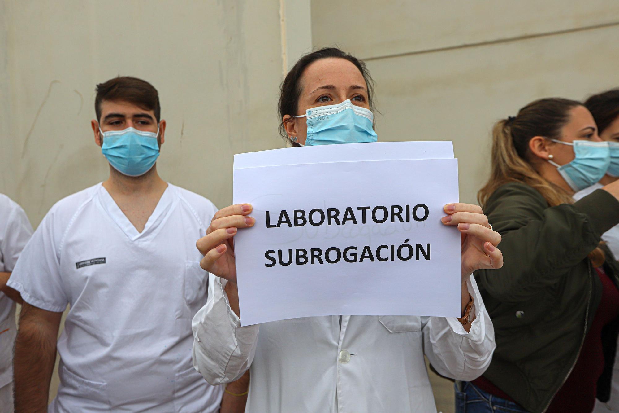 La plantilla del laboratorio del hospital de Torrevieja reclama a la Generalitat que no les deje en la calle