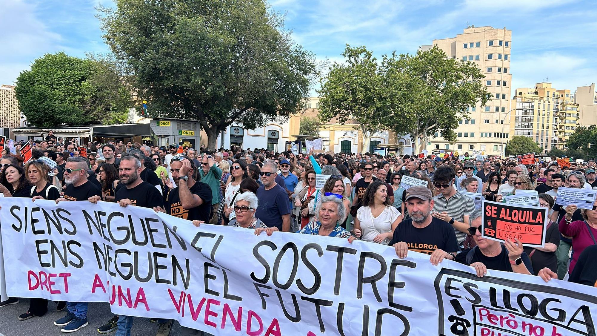 Las imagenes de la manifestación por el derecho a la vivienda y contra la masificación turística