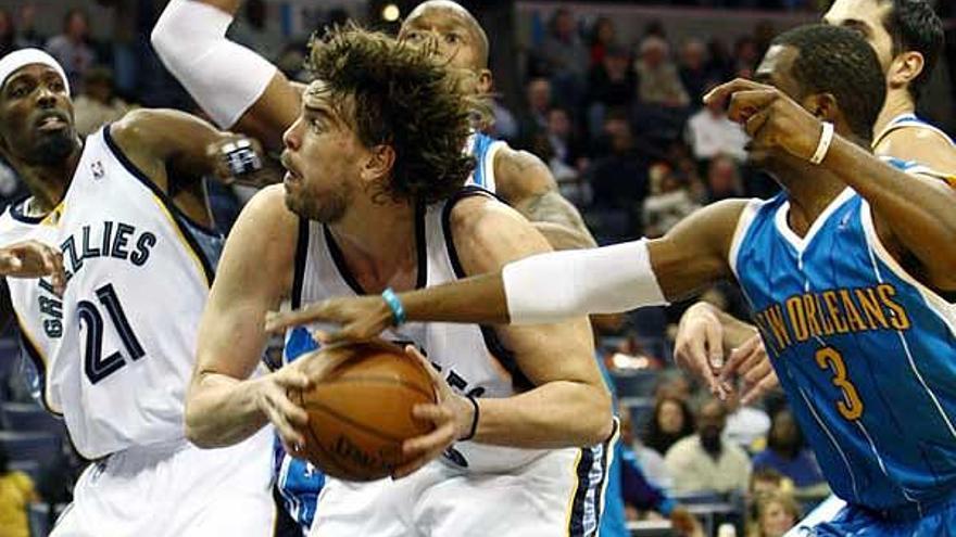 Marc Gasol domina el balón ante la marca de Chris Pau