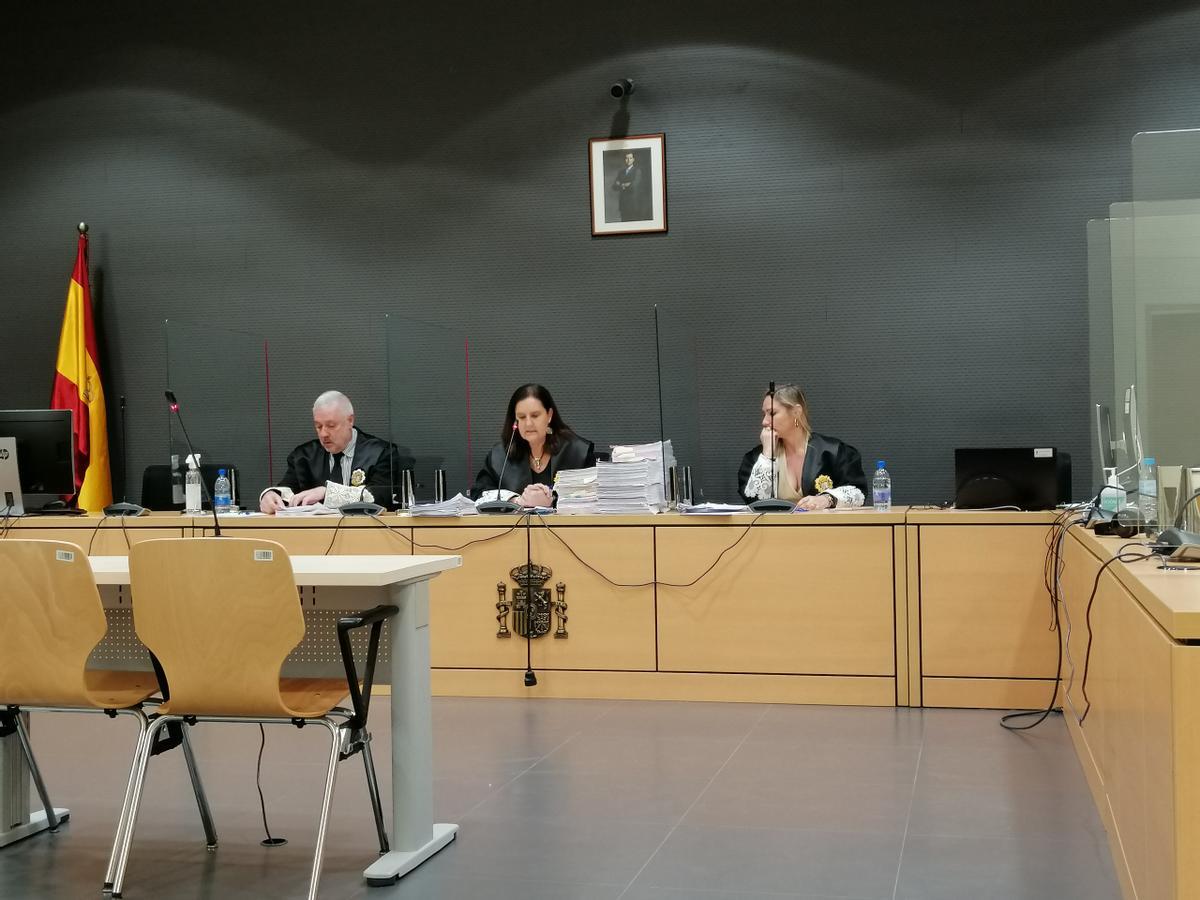 El tribunal, presidido por la magistrada Pilar Parejo (en el centro), durante la vista que se celebró este lunes