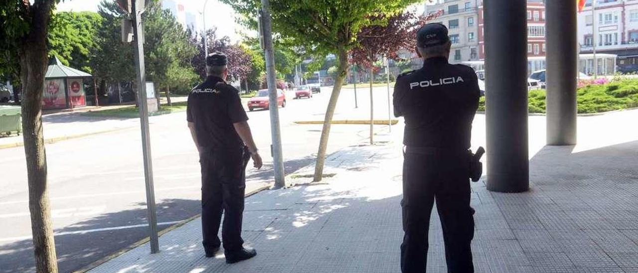 Dos policías nacionales frente a los juzgados de Vilagarcía. // Noé Parga