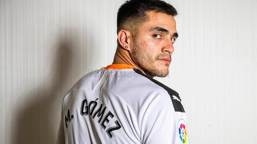 Maxi Gómez, con la camiseta del Valencia // FARO