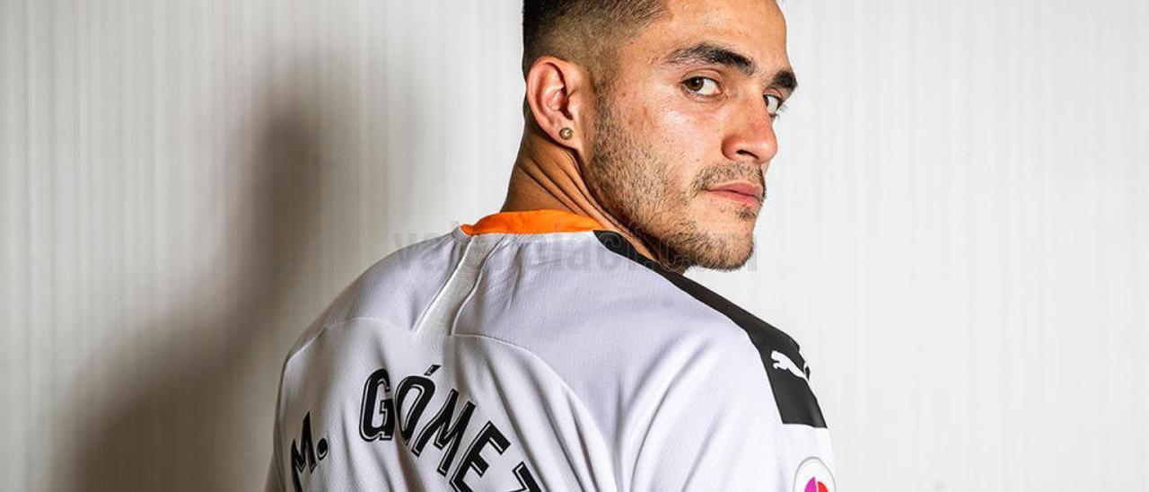 Maxi Gómez, con la camiseta del Valencia // FARO