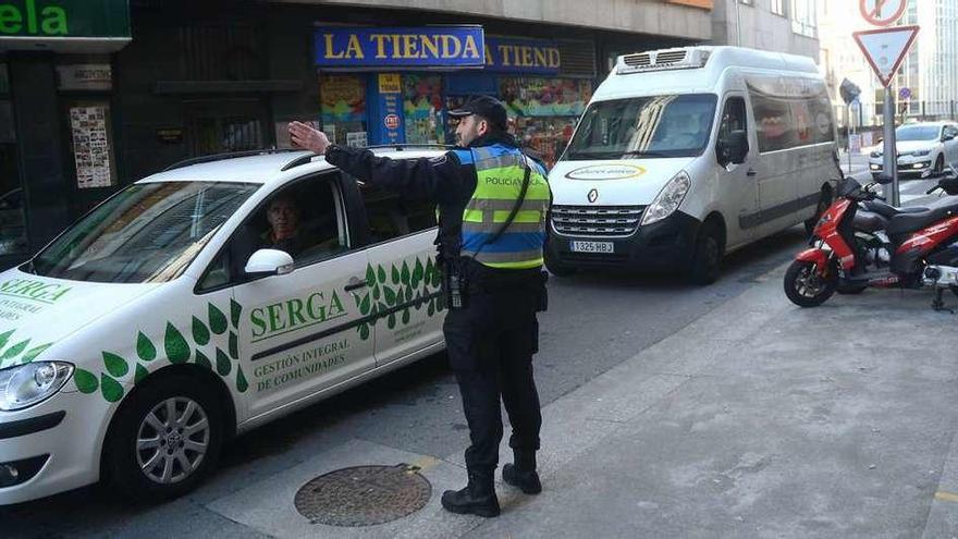 Un agente de la Policía Local da indicaciones a un conductor durante el operativo de ayer. // R. V.