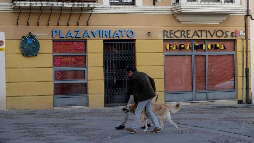 Uno de los muchos locales cerrados que hay en la ciudad.