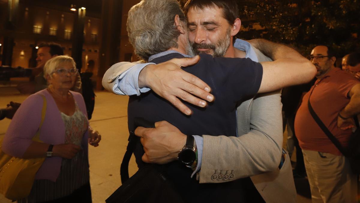 Álvaro Sanz se abraza a Adolfo Barrena, un histórico del partido.