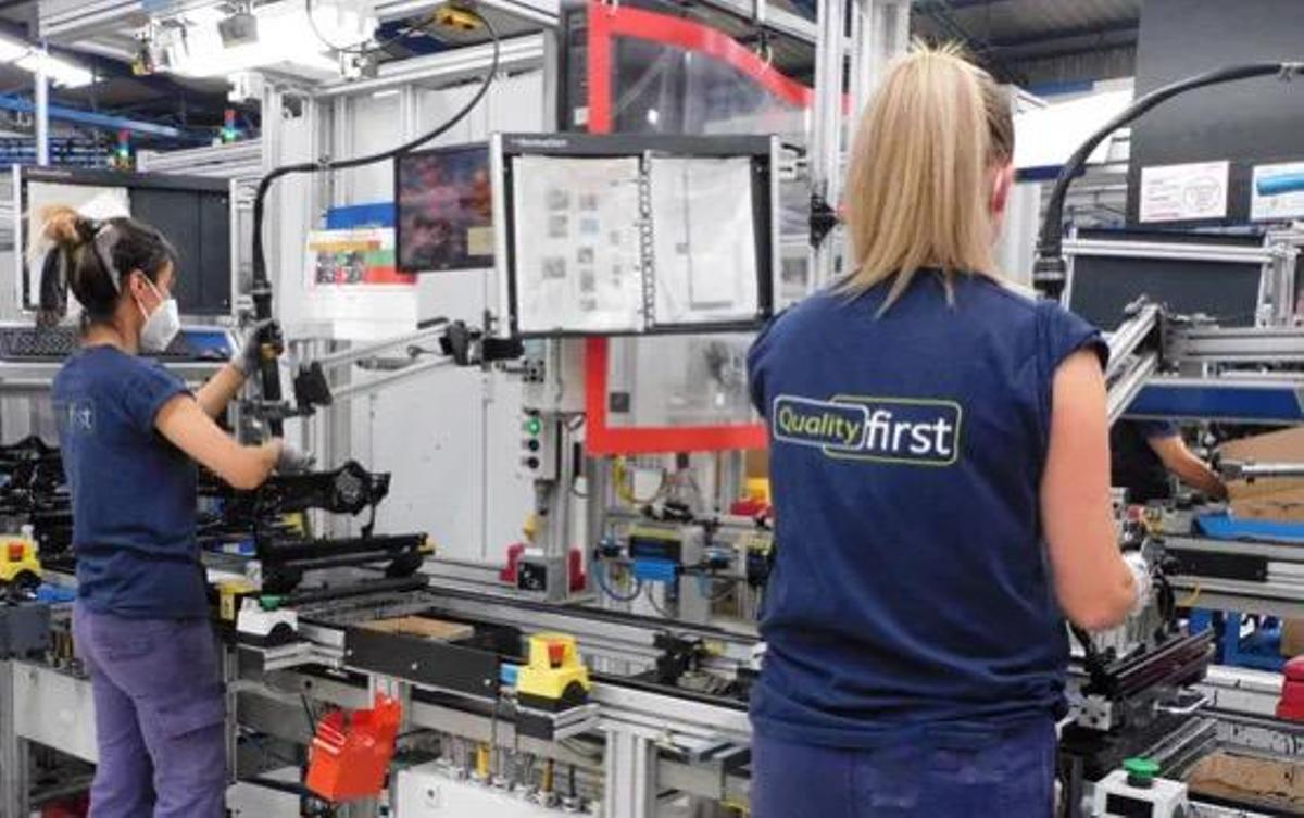 Dos trabajadoras en la planta de Adient en Alagón, donde la empresa plantea despedir a 171 trabajadores.