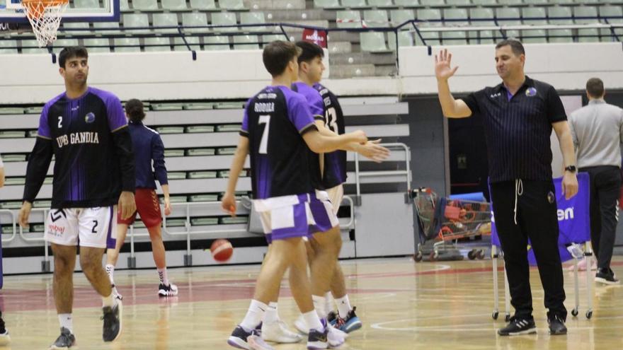 Àlex Blasco, a la derecha de la imagen, arenga a los jugadores en el calentamiento previo al partido en Murcia