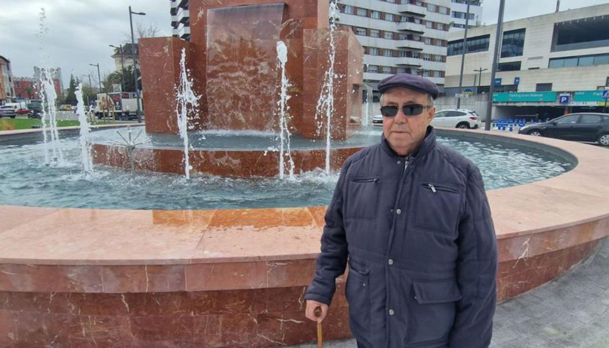 De izquierda a derecha, Bernardino Berdasco, junto a la fuente; Guillermo Díaz y Rubén Suárez, en el mirador; y Farid Ahajjaj, en un banco del entorno de la plaza. | L. B. 