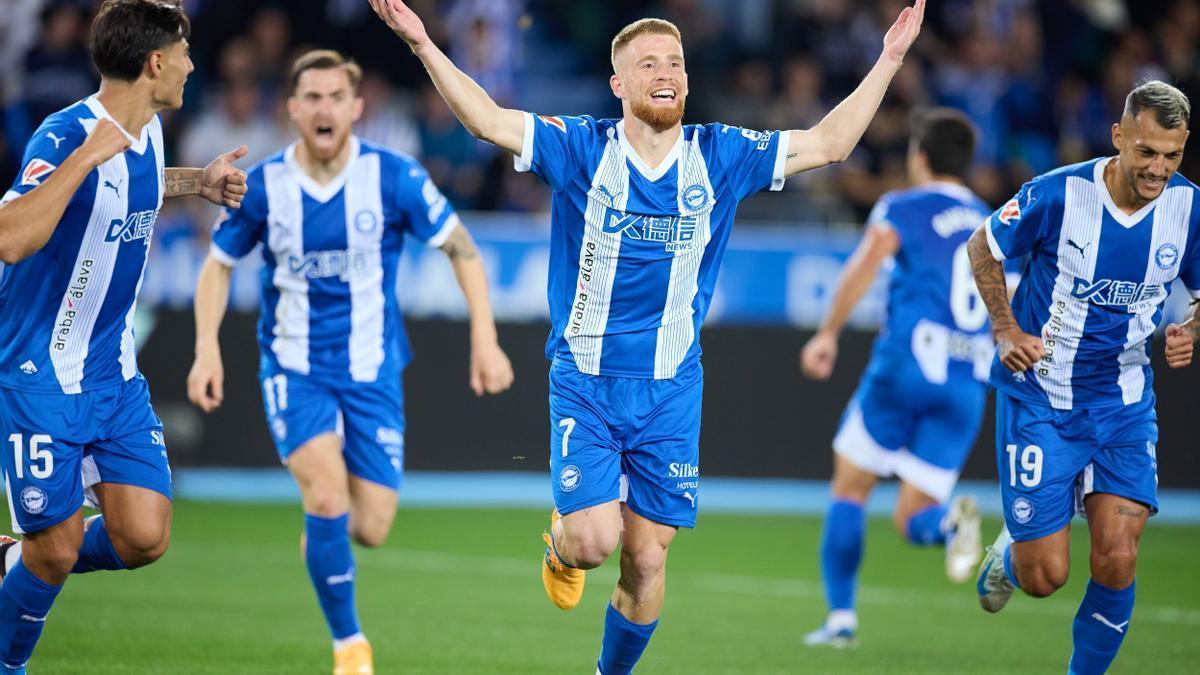 Carlos Vicente, jugador del Alavés, celebra un tanto frente al Sevilla en Liga.