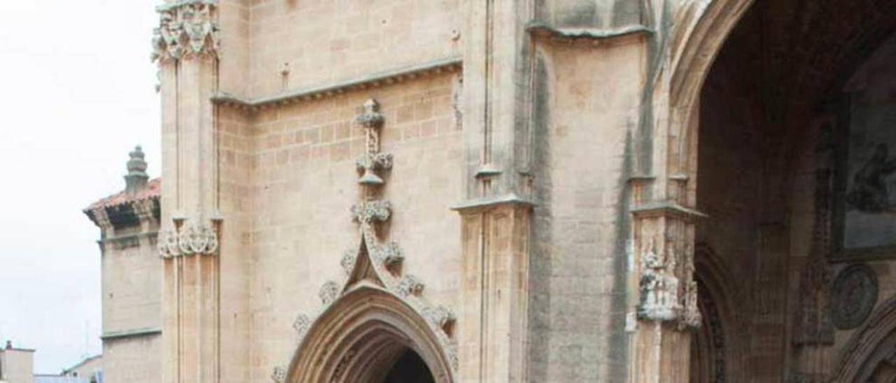 Mamadou Badiane, ante la Catedral de Oviedo.