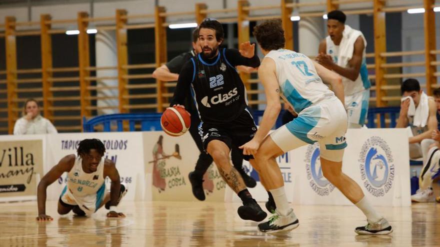 Jordi Grimau, jugador del Class Sant Antoni, en acción ante el Menorca. | JUAN A. RIERA