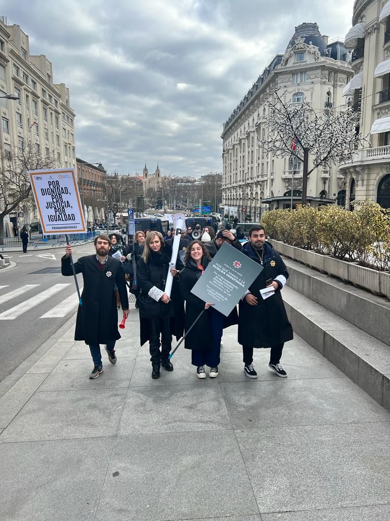 Secretarios judiciales de la Región protestan en Madrid