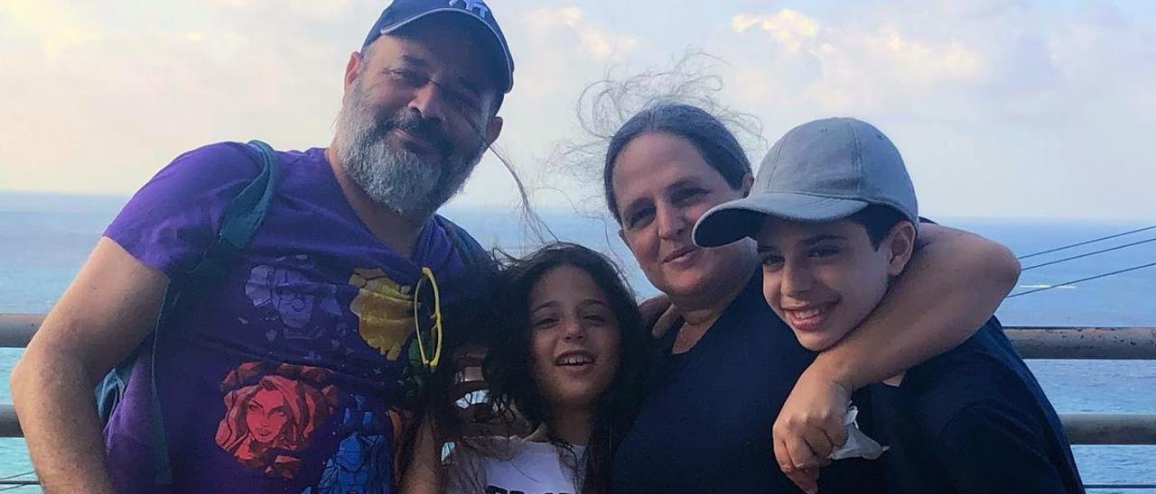 Hen Avigdori, con su hija Noam, su esposa, Sharon, y su hijo Omer, en una fotografía familiar.