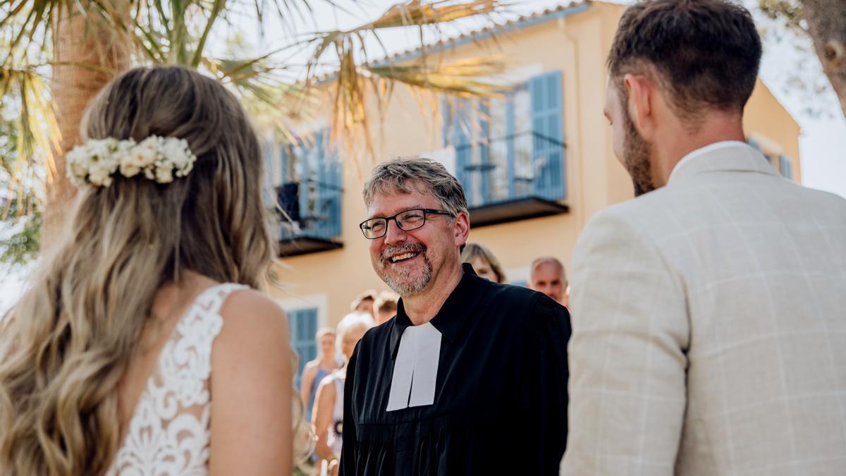 Der evangelische Pfarrer Holmfried Braun bei einer Hochzeit.