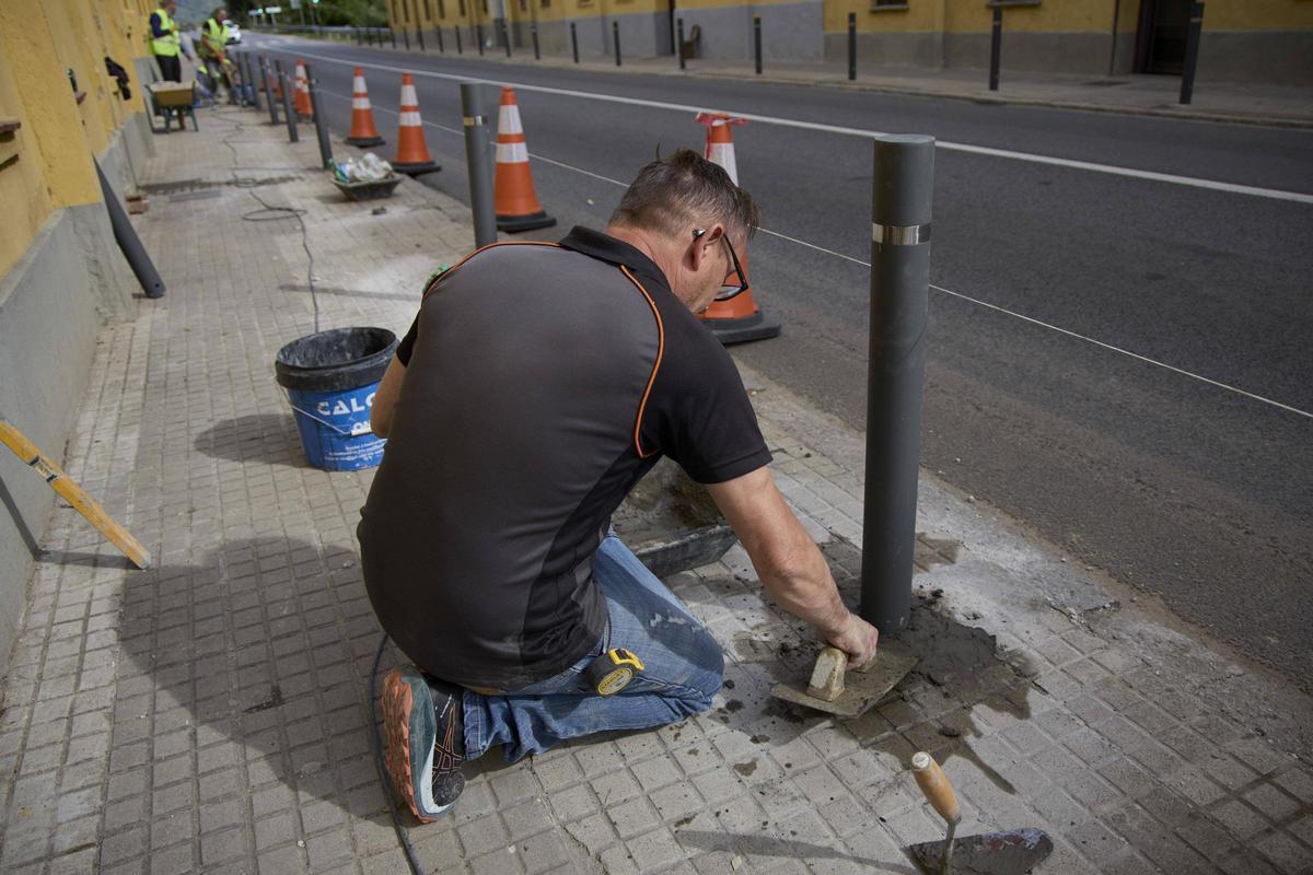 Les imatges de la reparació de les pilones que un vehicle s'ha endut a Anglès Les imatges de la reparació de les pilones que un vehicle s'ha endut a Anglès
