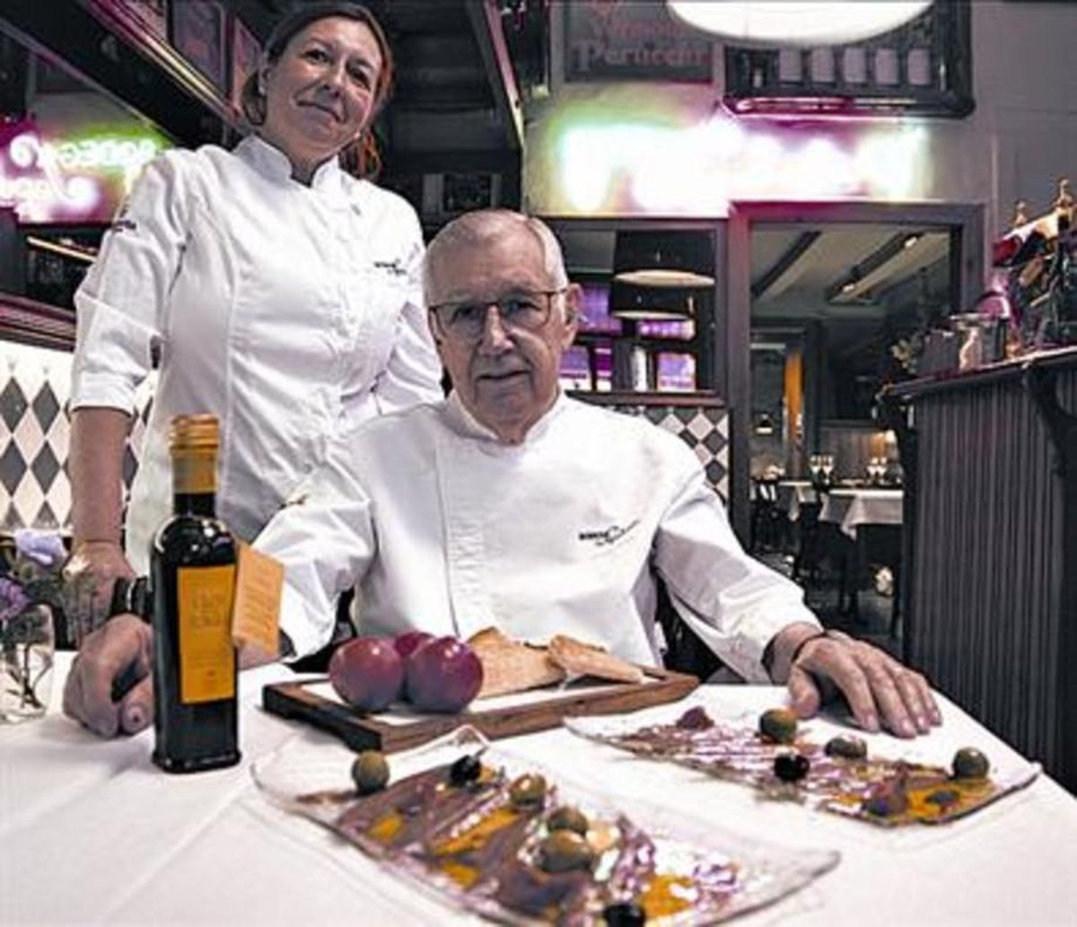 Sònia i Josep Solà, de Bodega Sepúlveda, amb les seves anxoves. Sònia i Josep Solà, de Bodega Sepúlveda, amb les seves anxoves.