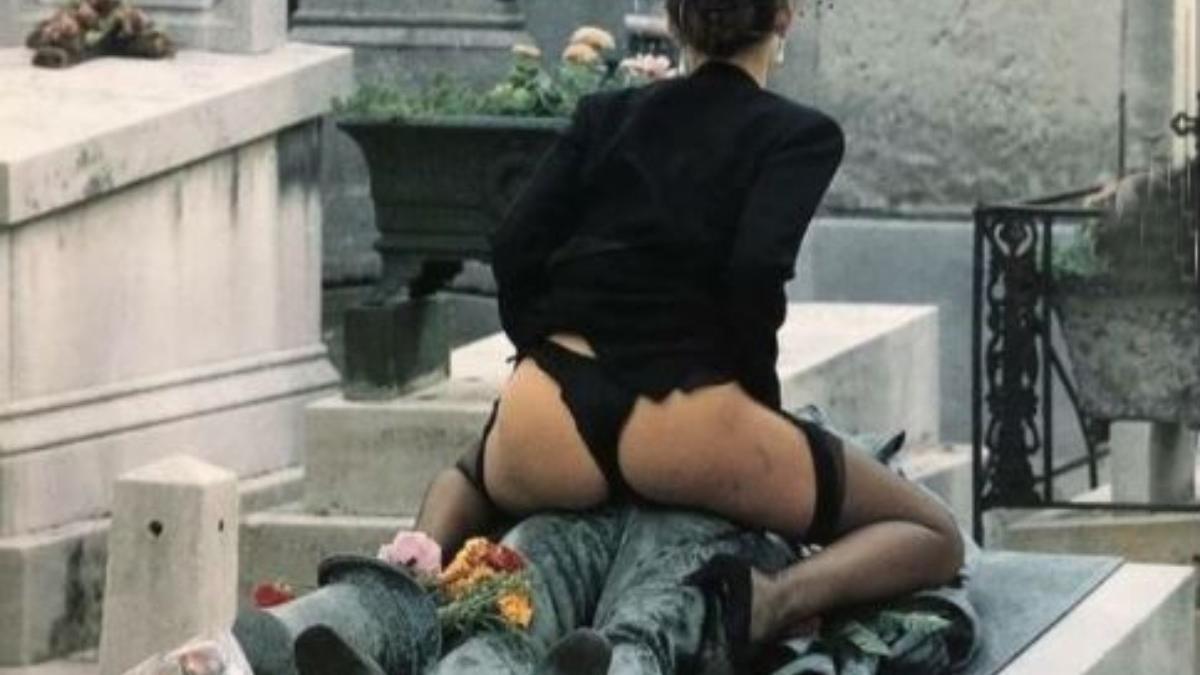 La mujer que simuló un coito en el cementerio