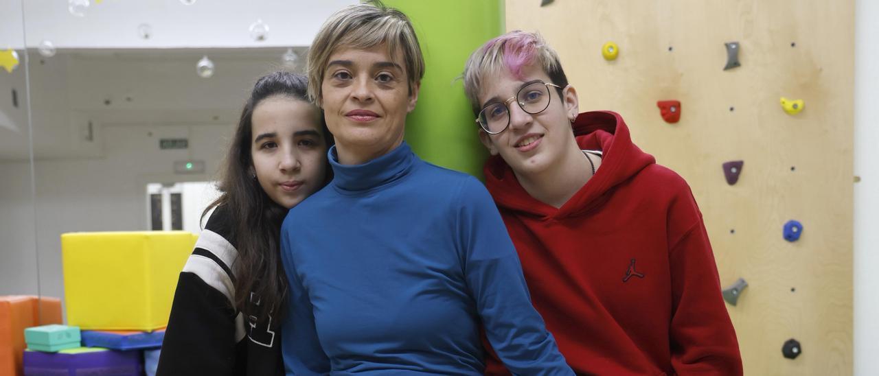 Sonia Méndez, con sus hijas Antía, de 17 años, y Carolina, de 12, las tres con dislexia.