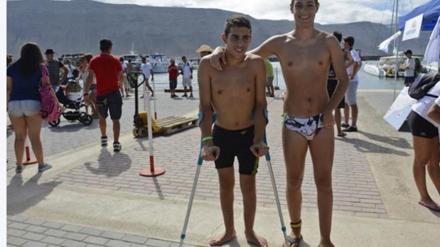 Andrés Martín (izquierda) junto a Miguel Barreto, ayer en la explanada del muelle de Caleta de Sebo. | adriel perdomo