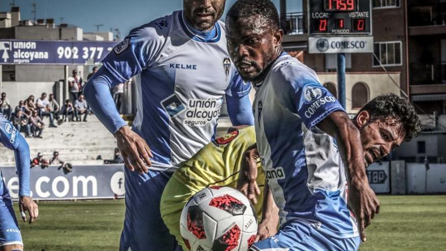 El alcoyanista Omgba en el partido en El Collao ante el Ejea