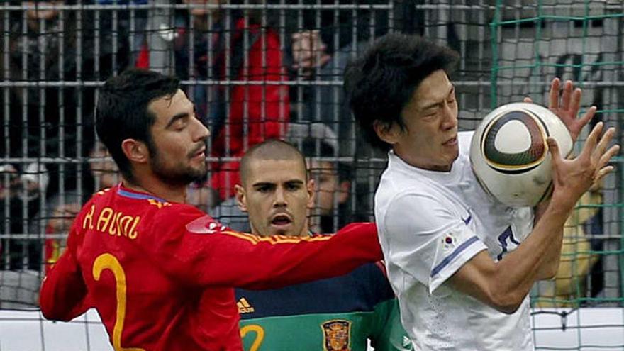 Valdés observa bajo los palos una acción entre Albiol y un jugador coreano.