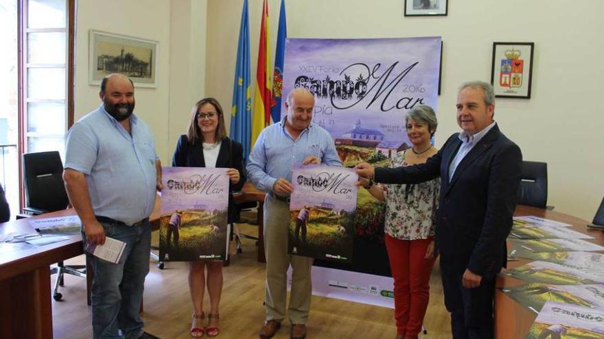 Guzmán Fernández; la gestora de la oficina local de Caja Rural, Inmaculada Villar; Enrique Fernández, Dulce Martínez, y el director de zona de Caja Rural, José Ramón González, ayer, con el cartel del artista local Jomar.