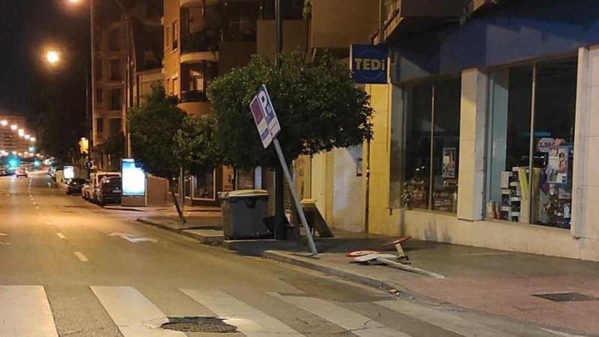 Señales verticales arrasadas por el coche a la fuga.