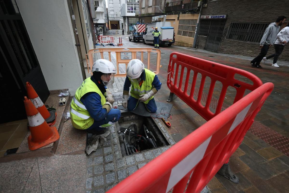 Unos operarios trabajan en la calle Lepanto