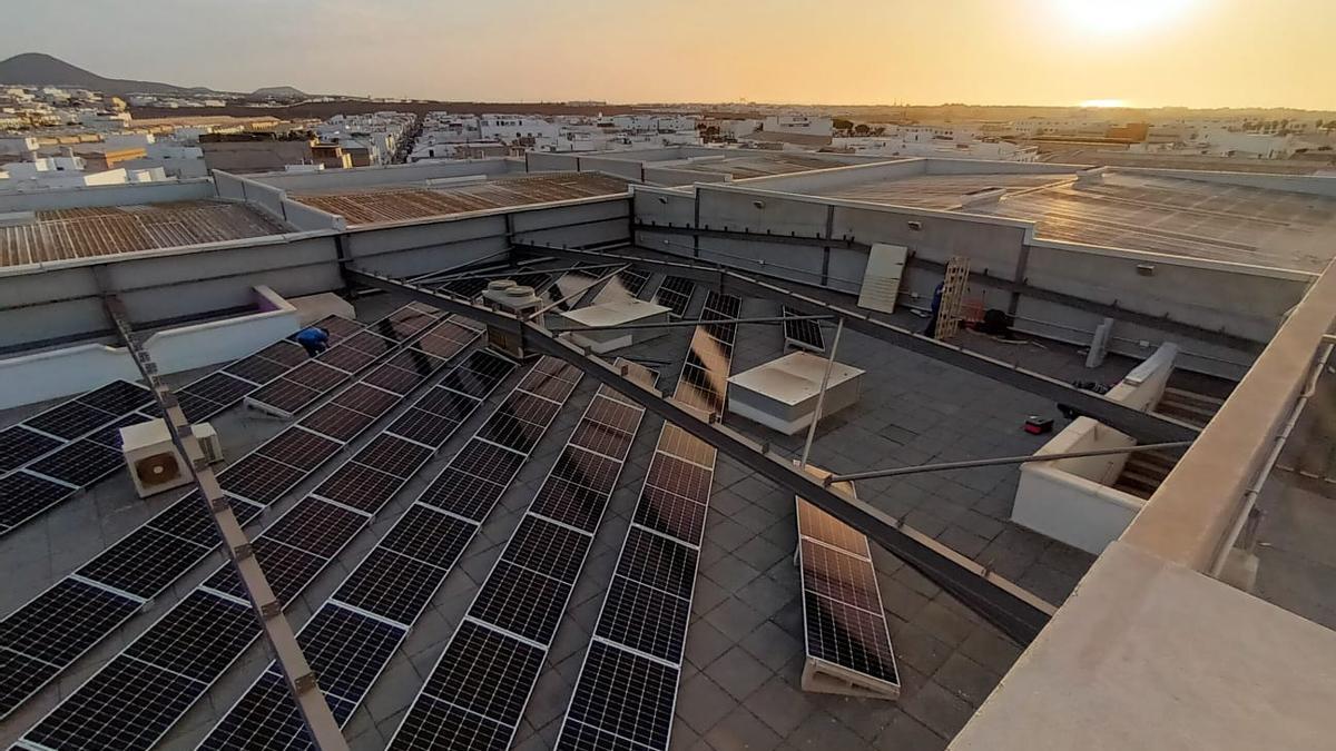 Paneles de energía solar en la azotea de la Cámara de Comercio de Lanzarote.