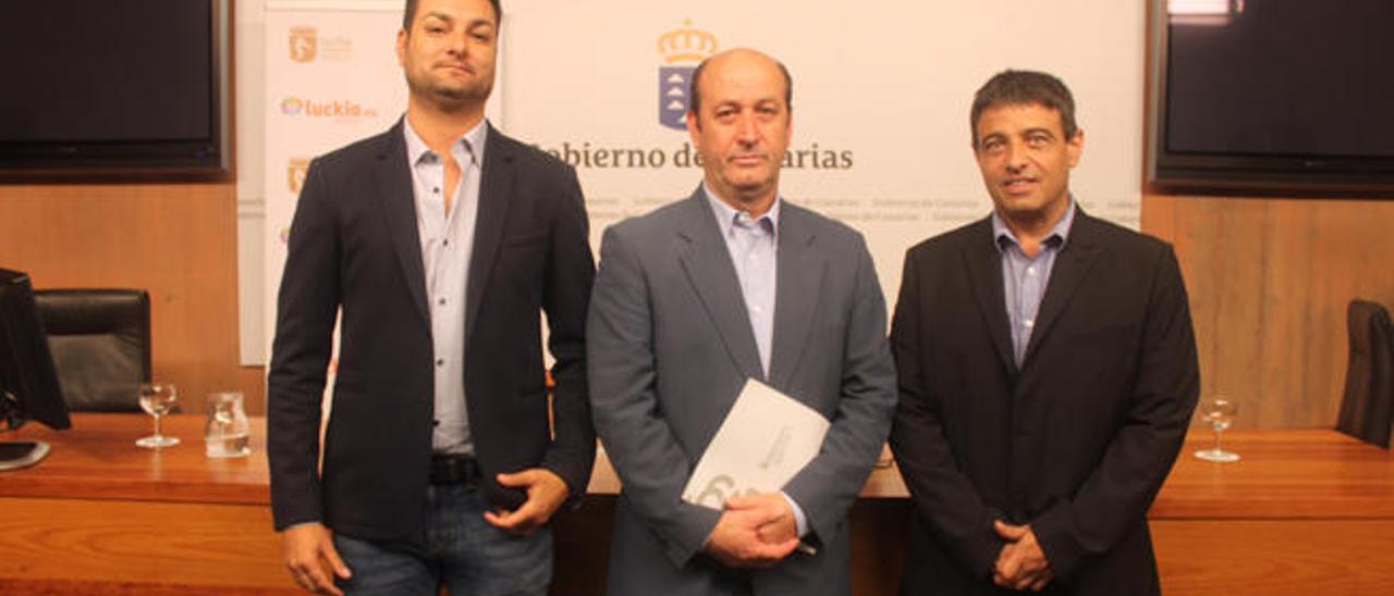 De izq. a dcha. José Mahtani, Francisco Pérez y Germán Rodríguez, ayer.