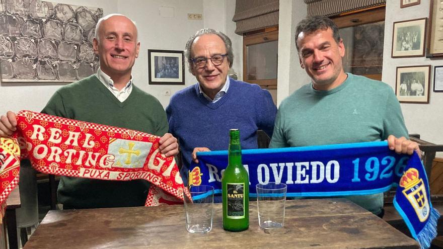 Juan Carlos Ablanedo, Toni Fidalgo y Esteban Suárez, reunidos en una sidrería avilesina. | F. L. J.