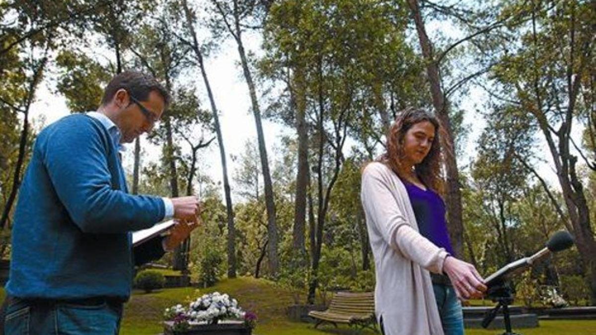 Roques Blanques 8El arquitecto Arnau González y la técnica ambiental Judit Solano miden el nivel de ruido.