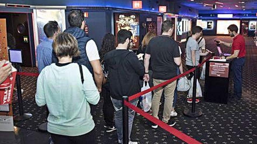 Varios ciudadanos hacen cola durante la Fiesta del Cine.