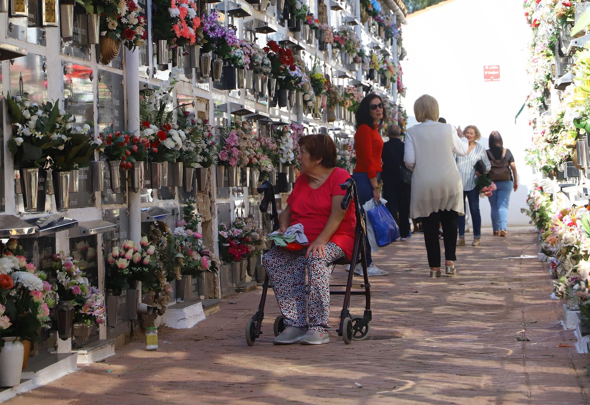 Los cementerios cordobeses cobran vida por el día de Todos los Santos