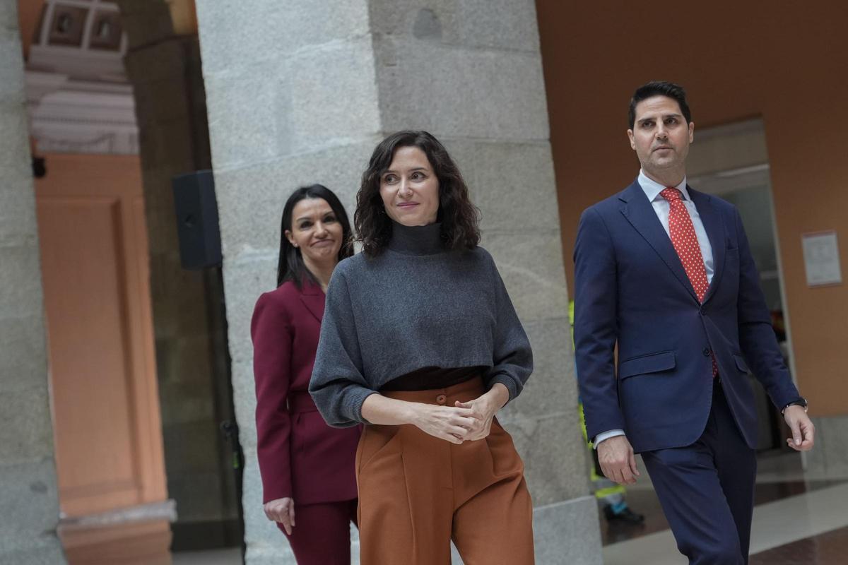 De izqda. a dcha., Mercedes Zarzalejo, Isabel Díaz Ayuso y Emilio Viciana.