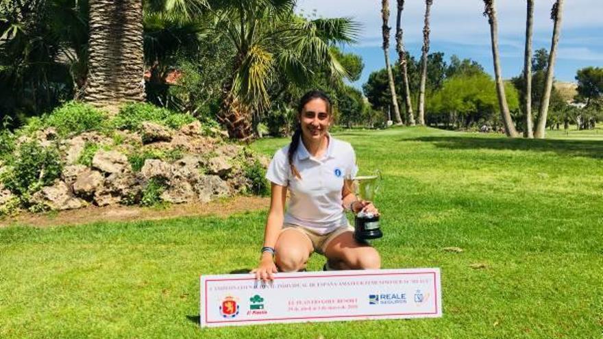 La ganadora de España Sub-16 de golf en 2018, Sara Sarrión, posando con el trofeo obtenido.