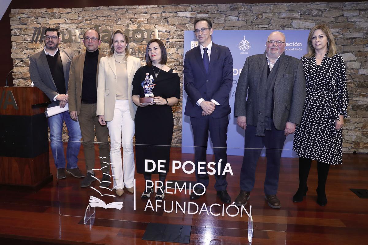 Ledicia Costas, xunto ás autoridades e os membros do xurado do XX Premio de Poesía Afundación.