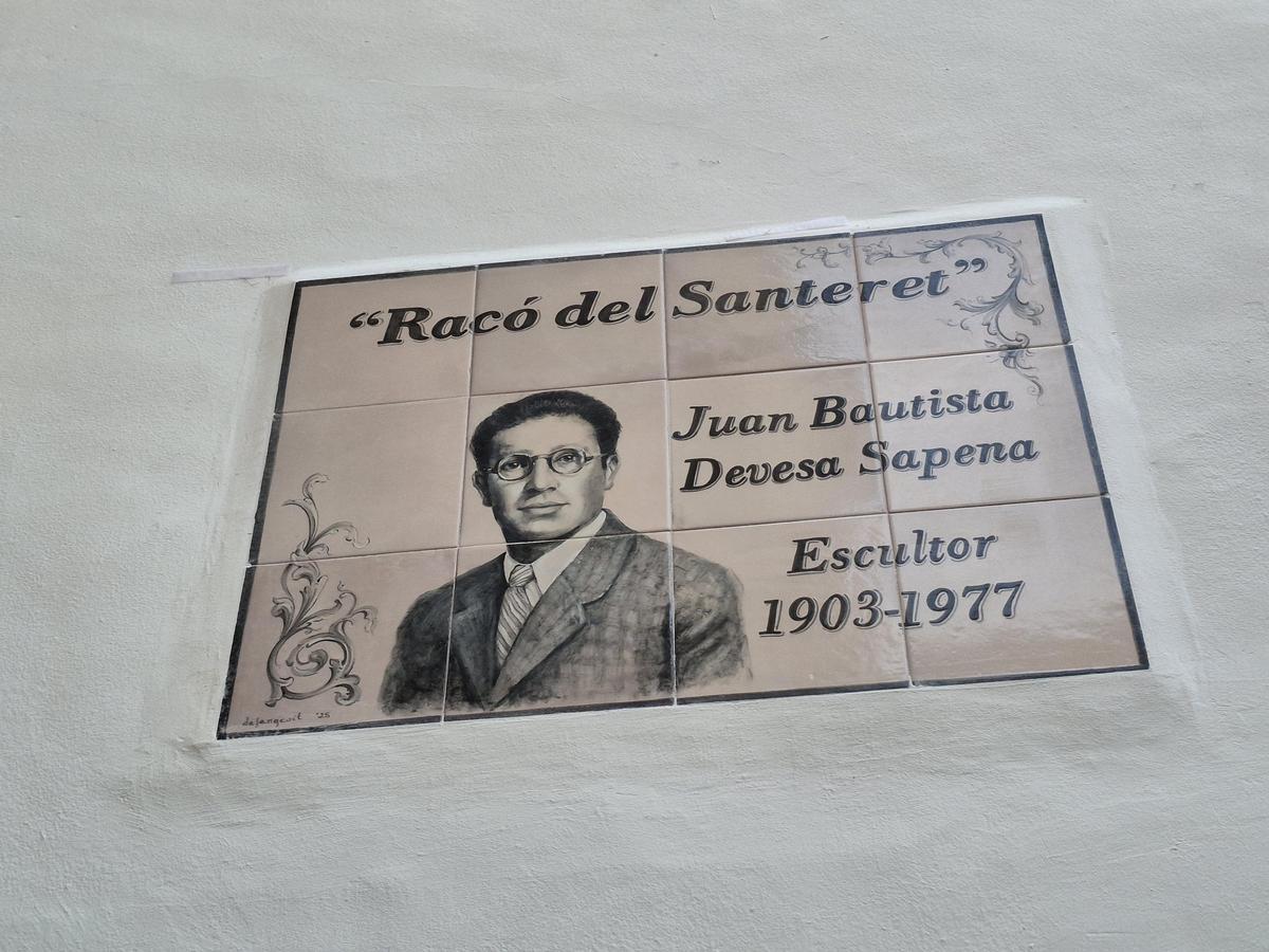 La placa de cerámica que recuerda al escultor de Xàbia
