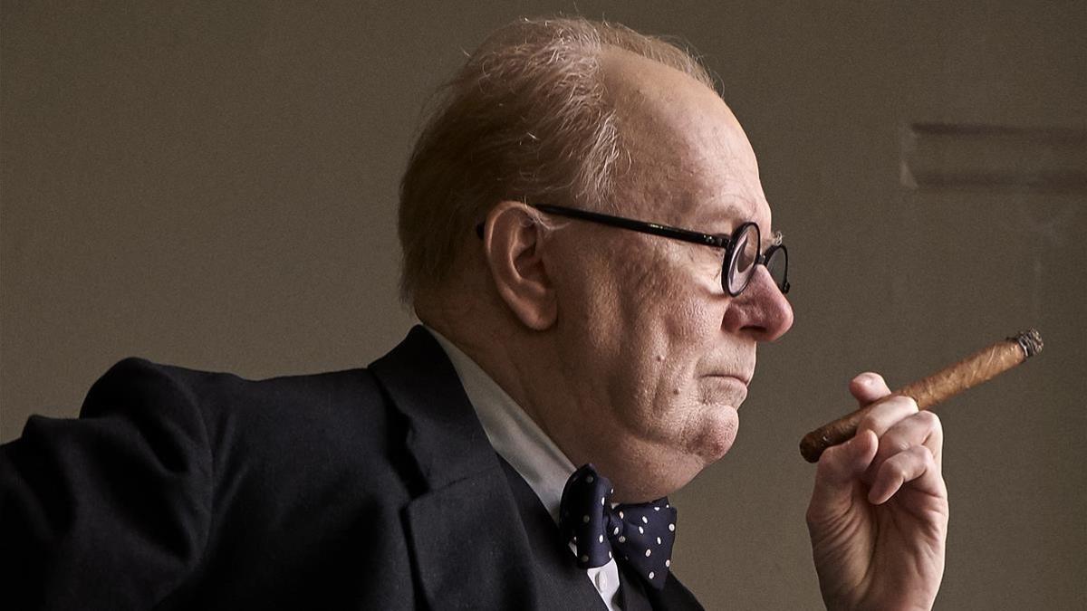 Gary Oldman, interpretando a Churchill, en 'El instante más oscuro'.