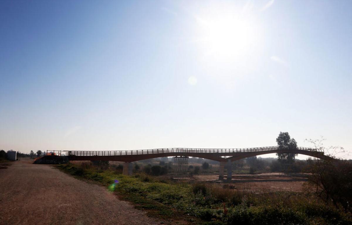 La instalación del último tramo del puente de madera sobre el río Guadalhorce comienza este martes 18 de febrero. La instalación del último tramo del puente de madera sobre el río Guadalhorce comienza este martes 18 de febrero.