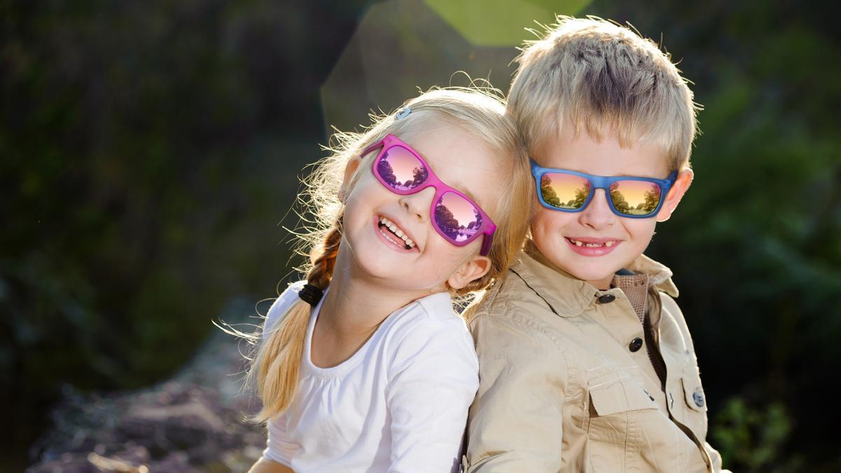 Niño con gafas de sol en la piscina en el día de verano niños