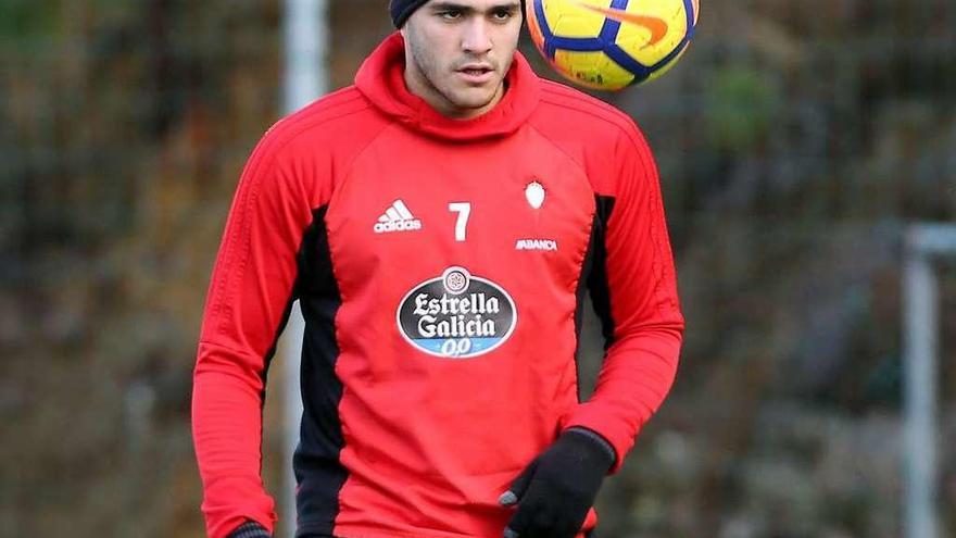 Maxi Gómez observa fijamente el balón durante un entrenamiento en A Madroa. // Marta G.Brea