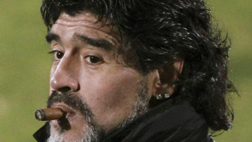 El seleccionador argentino, Diego Armando Maradona, fumando un puro