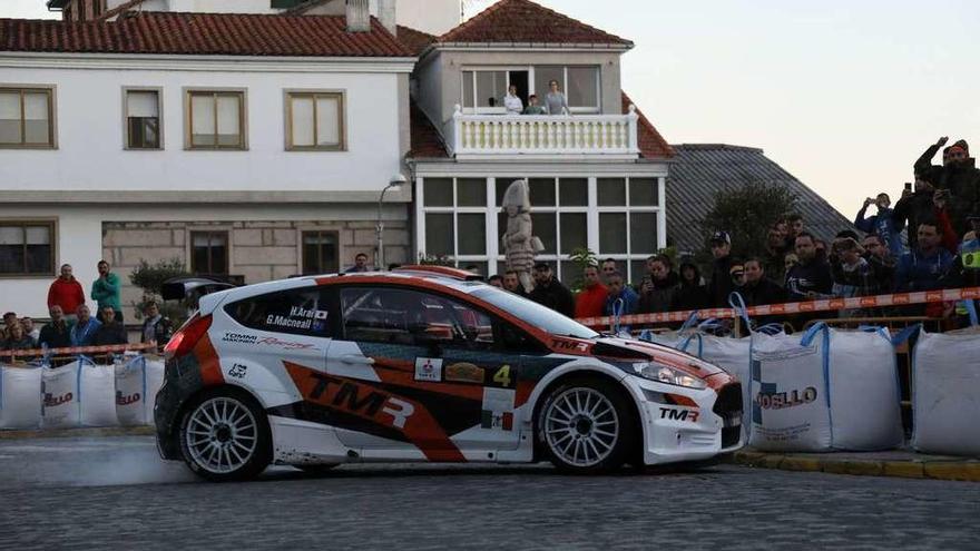 El Ford Fiesta R5 de Hiroki Arai, en el tramo matinal de Maceda. // Jesús Regal