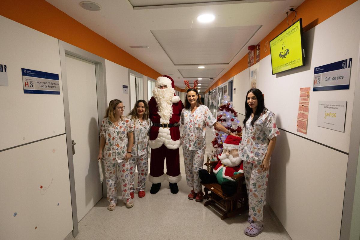 Todas las imágenes de la visita de Papá Noel al hospital Can Misses