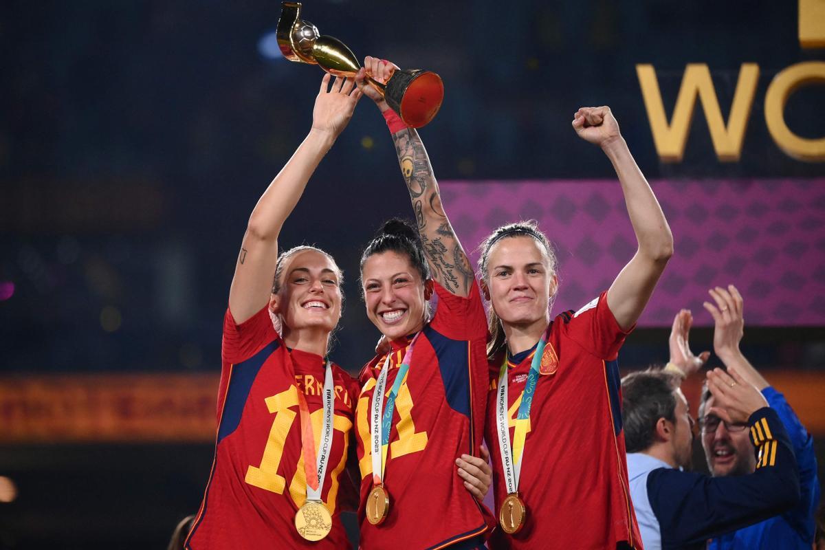   Jennifer Hermoso, Alexia Putellas e Irene Paredes celebrando con el trofeo el Campeonato del Mundo